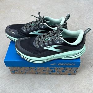 NWT Brooks Cascadia Size 9 Running Shoes